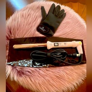 L’ange 1” titanium curling wand in blush.